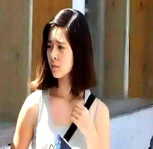 姜文前妻和现任，在女儿婚礼上做了同一件事。桑德琳先挽着姜一郎，一步步走向红