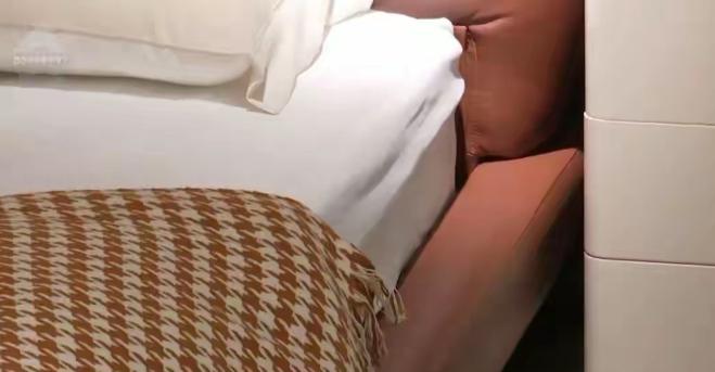 “到底谁有理！”云南昆明，女子在某家具店相中一款床，并付了3500元的定金，谁知