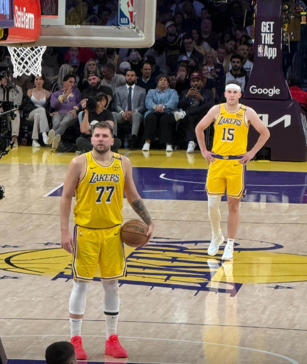 重建算了，77里弗斯换潜力新星或者选秀权，下赛季陪老詹退役巡演+争状元以东契奇