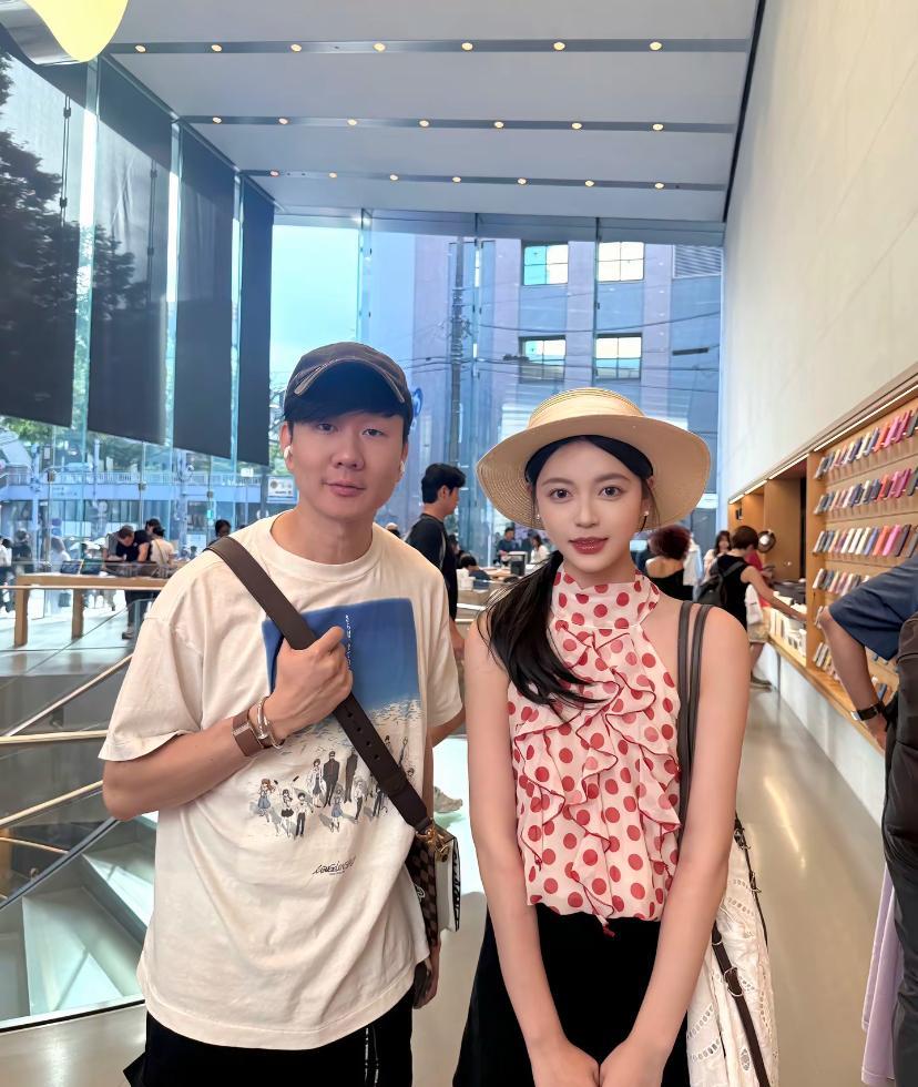 我以为是旁边的男生偶遇网红美女。
