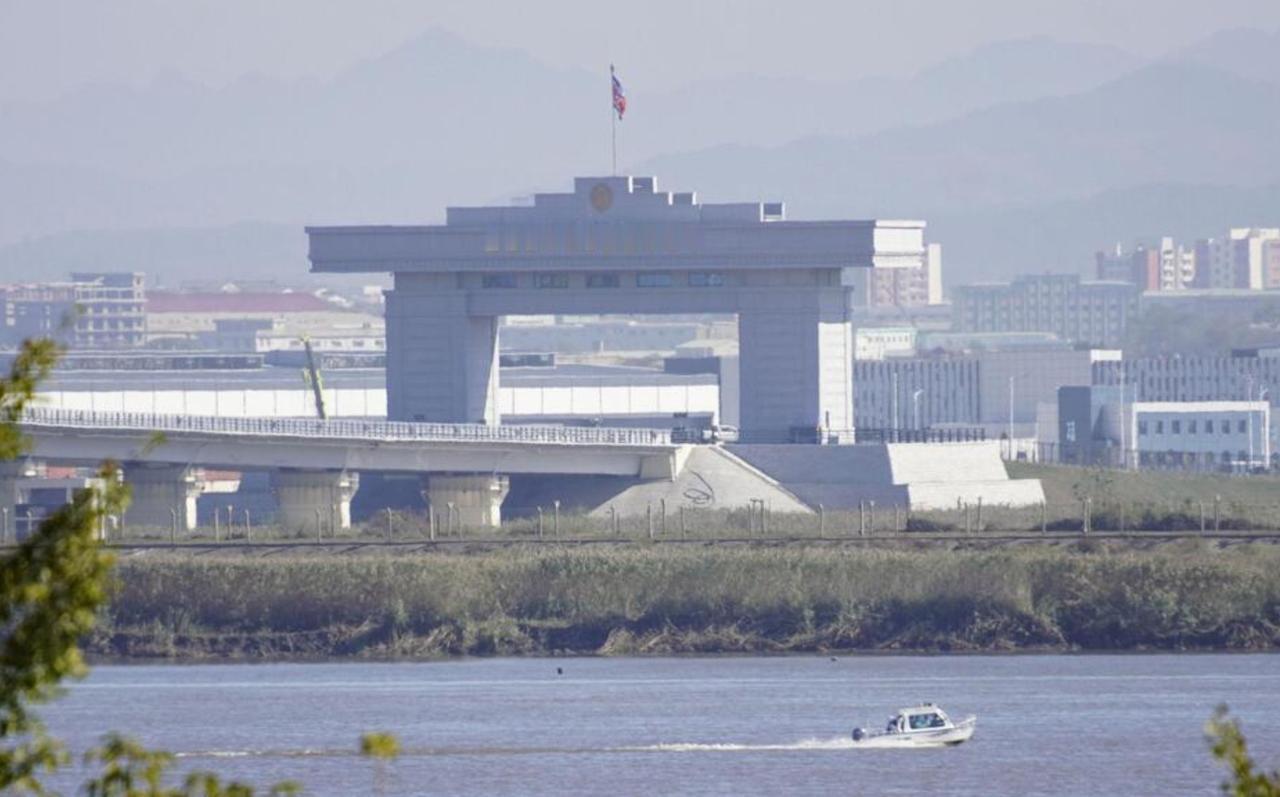 【连接中国东北辽宁省丹东市与朝鲜西北部新义州的新鸭绿江大桥，在竣工12年后将于本