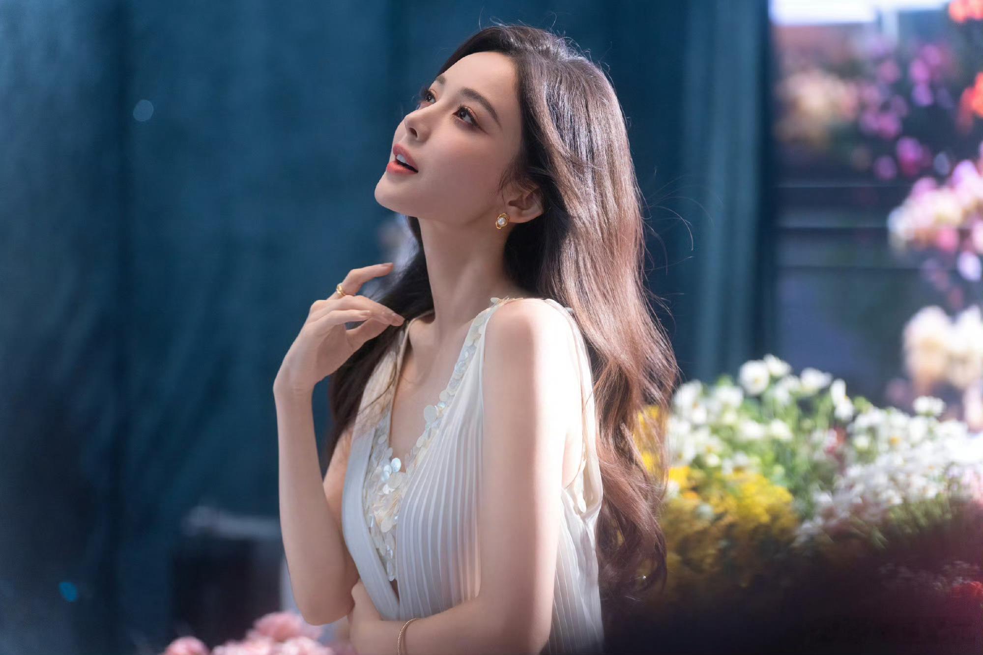 娜扎花市里找春天娜扎发了两波美照娜扎漫步花市，白衣亮片裙温柔又灵动，长卷发随风