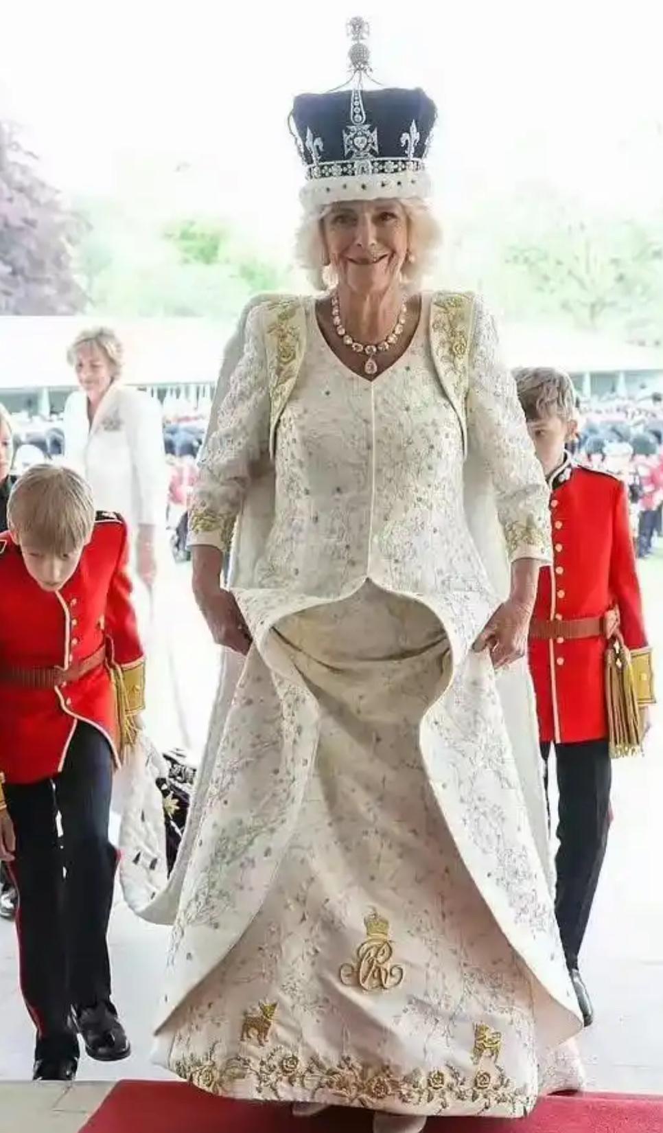 哈哈哈哈哈，我刚刚刷到一个英国皇室的野史，不知道真假！说是卡米拉加冕那天拉裤兜子