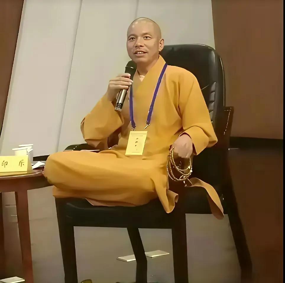 一个是盘腿而坐，形态谦虚一个是翘着二郎腿，形态傲慢这样的和尚，心中没有佛