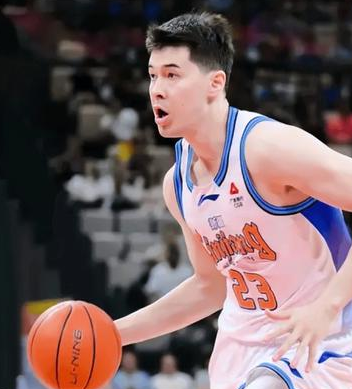 阿不都沙拉木发挥不佳，新疆男篮客场惨败深圳。CBA常规赛，新疆男篮客场挑战深圳，