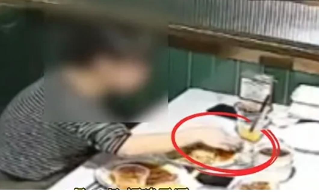“一根头发丝，价值78元，”福建福州，一家餐饮店，老板接到平台退单通知时，习惯性