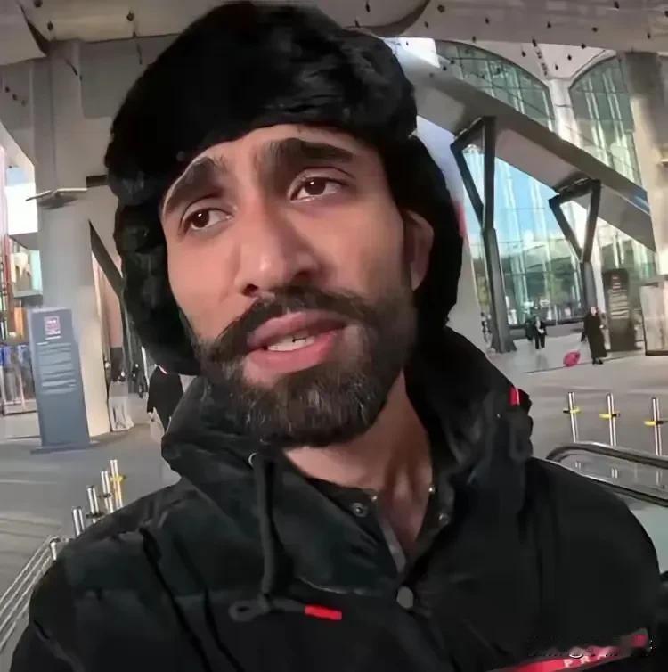 维杰这个人完全不经扒因为一扒你就会发现他在越南忘带钱包被店主免单，在泰国手机