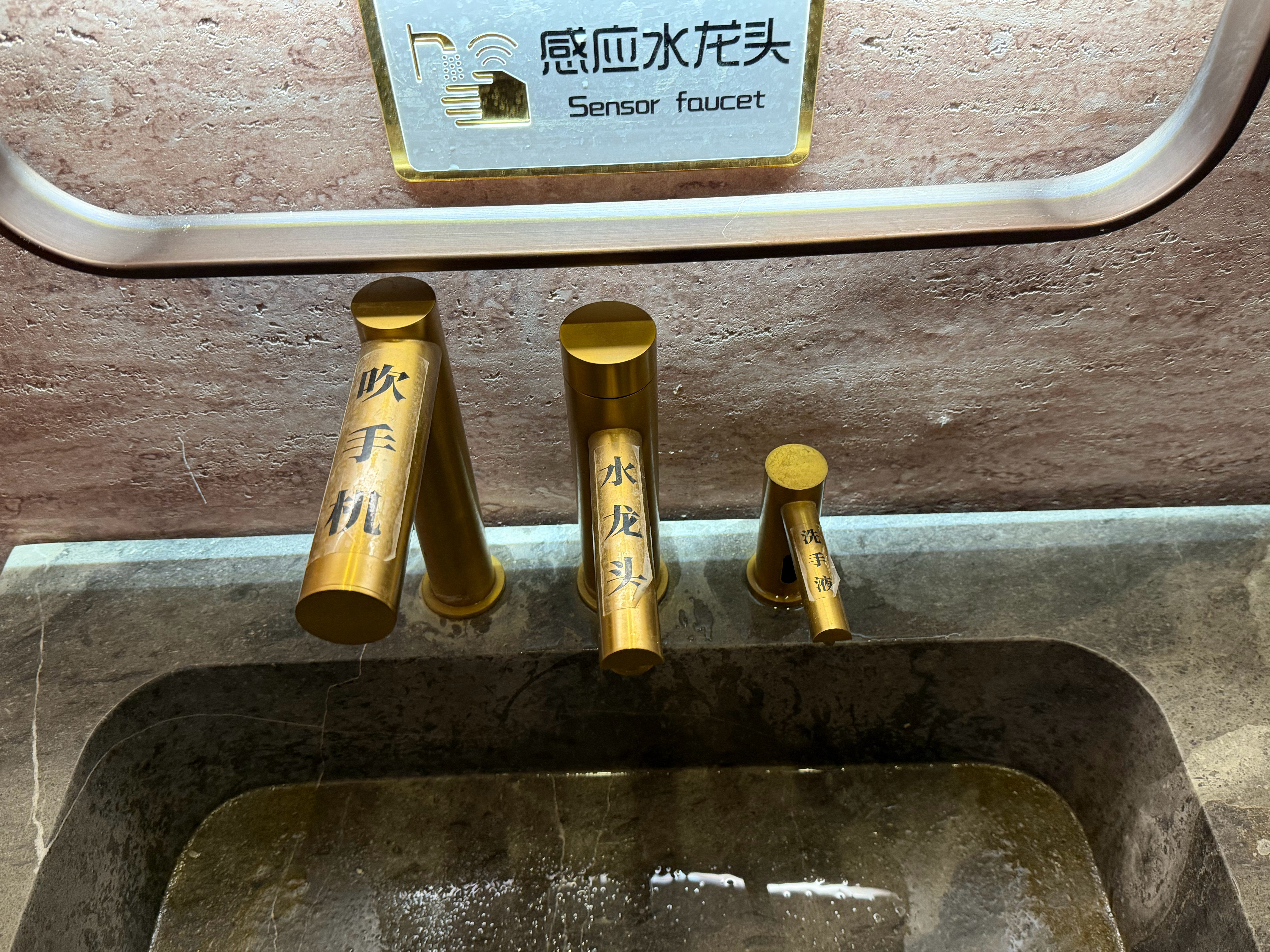 月牙泉还有吹手机📱，沙子确实多，吃了一嘴