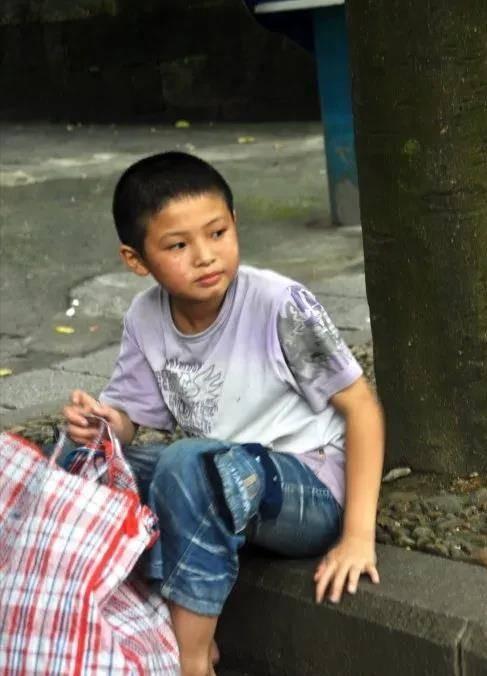 2002年，8岁的小男孩唐乐清，仅仅因为父亲的一句话，就赌气出走17年，17年后