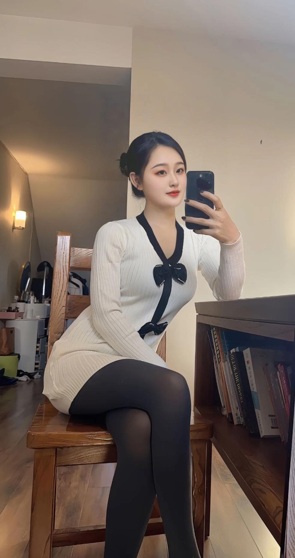 优雅自拍，黑白配穿搭，气质满满！📸✨