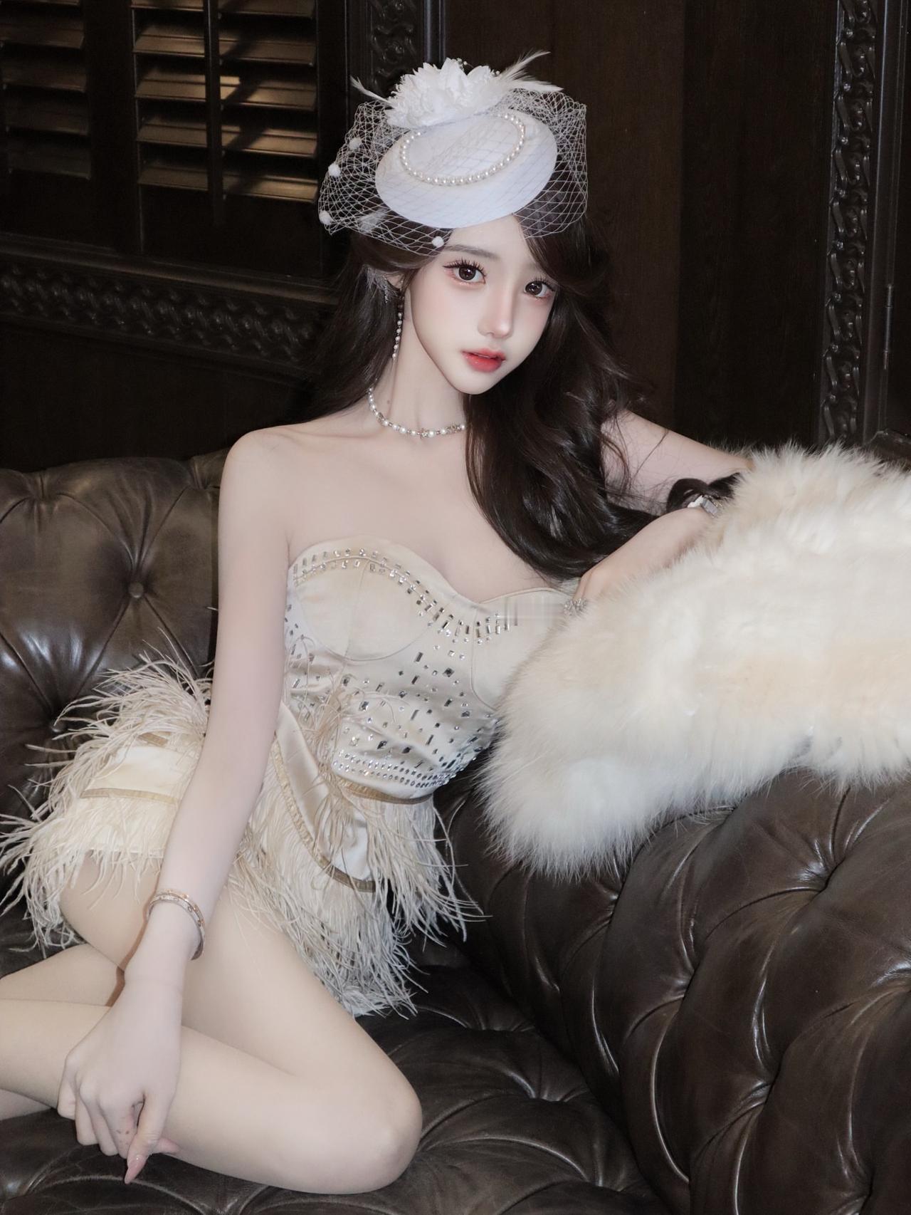 复古优雅，羽毛连衣裙搭配珍珠项链，尽显高贵气质。气质穿搭怎么穿才恰到好处?