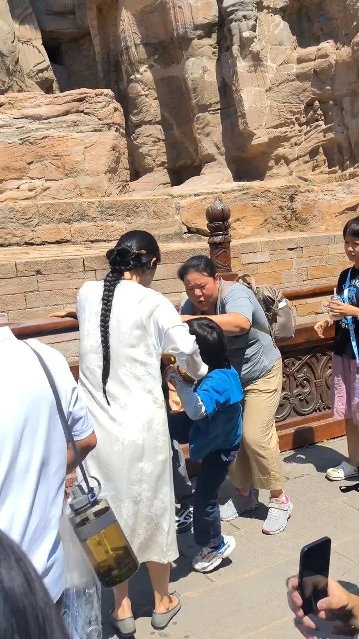 佛系老爸张纪中景区看戏，亲儿子拳打混血哥哥，杜星霖拉架崩溃！“别打了！”山西云冈