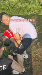 “别救了，万一救不活要担责任！”孩子捞上来已没呼吸，围观者都在劝，他挣开朋友的手