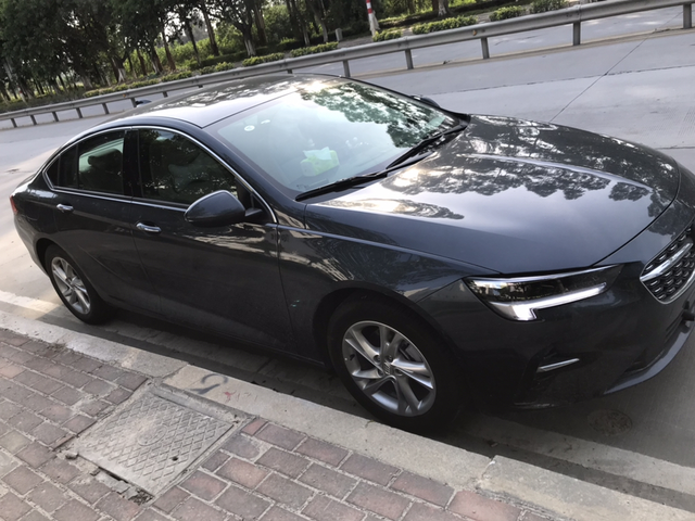 21款君威提车第6天提车6天，发现没办法锁车自动升车窗玻璃；送的原厂记录仪，