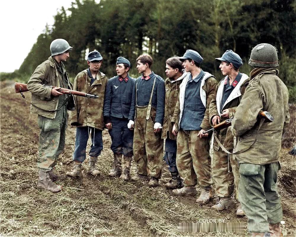 1945年3月，在德国杜斯费尔德附近，一群来自德国空军地面部队的德国青少年