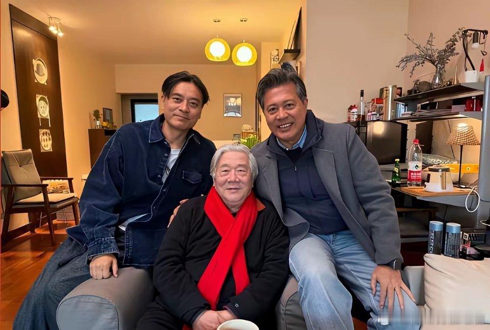 上海草根影视演员陈龙已经正式接替老一辈演员扛起上影剧团的重任，虽然他只是副团长，