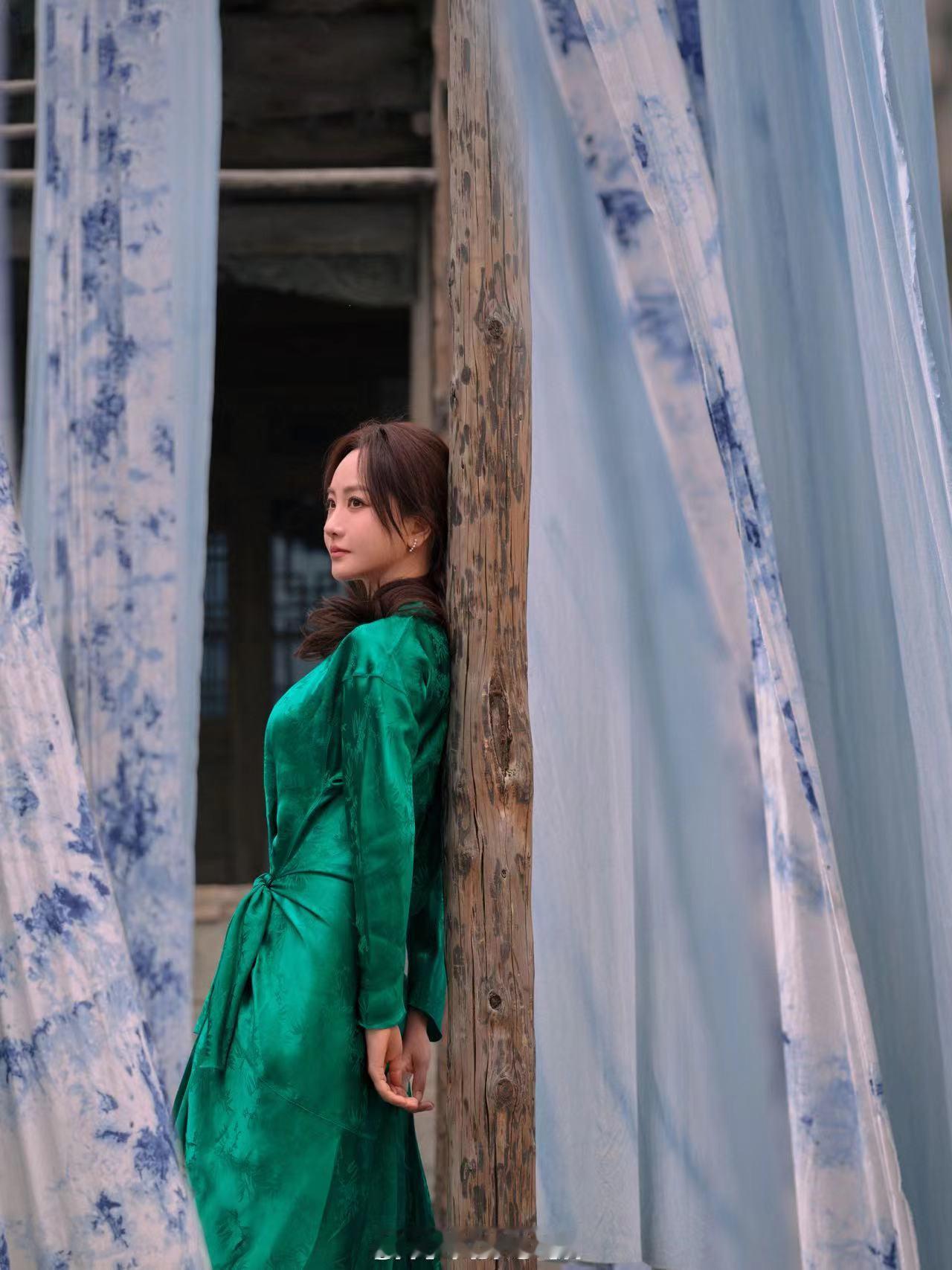 杨蓉在古北水镇拍杂志杨蓉居然美成这样青砖黛瓦映衬动人身影，杨蓉古典气韵浑然天成，