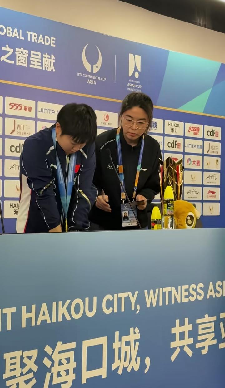 祝贺孙颖莎获得亚洲杯女单冠军，发布会上莎莎按下了她的冠军掌印🐾，她将掌心印刻在