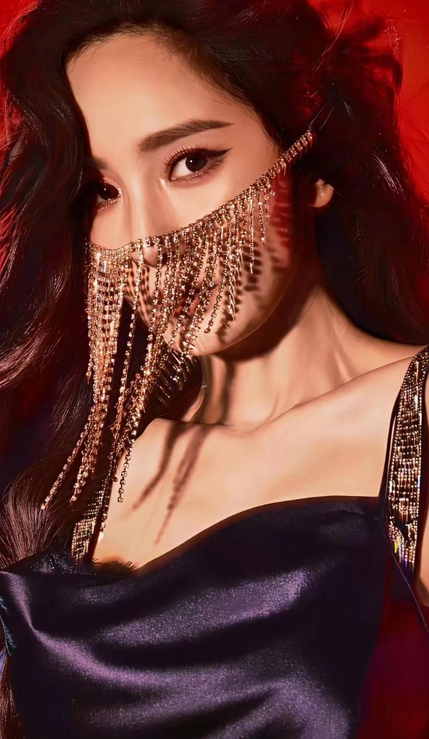 杨幂的维密大片，把性感和高级焊在了身上！从红色真丝睡衣到黑色流苏长裙，杨幂