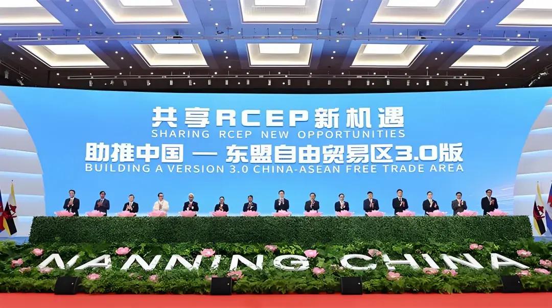 特朗普前脚刚走，中方与东盟代表签字盖章，白宫又要传出咆哮声了特朗普刚刚才从吉隆