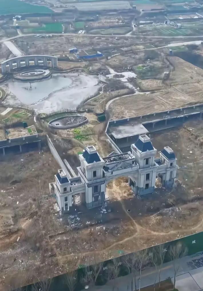 买恒大房子前看到的宣传图，很心动。实际买房后，开发商建了几个柱子就没了。恒大