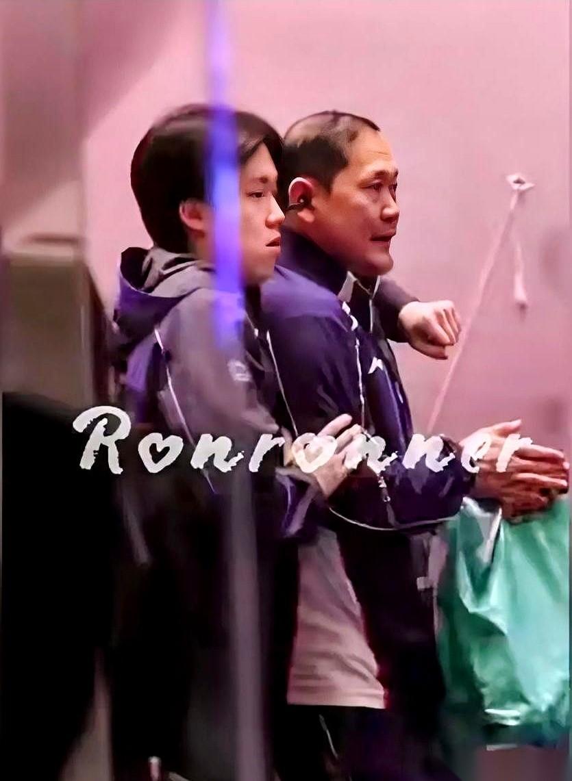 王楚钦那只手，搭上去了。不是搭在队友“石头”肩上，也不是去揉“甜甜”的头发。他