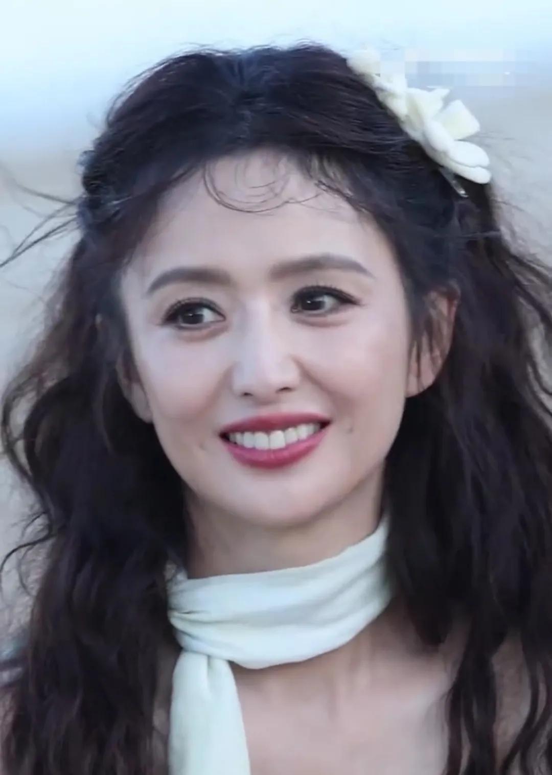 岁月不饶人，42岁的佟丽娅油腻感十足，一笑更是满脸褶子。该说不说，新疆盛产美