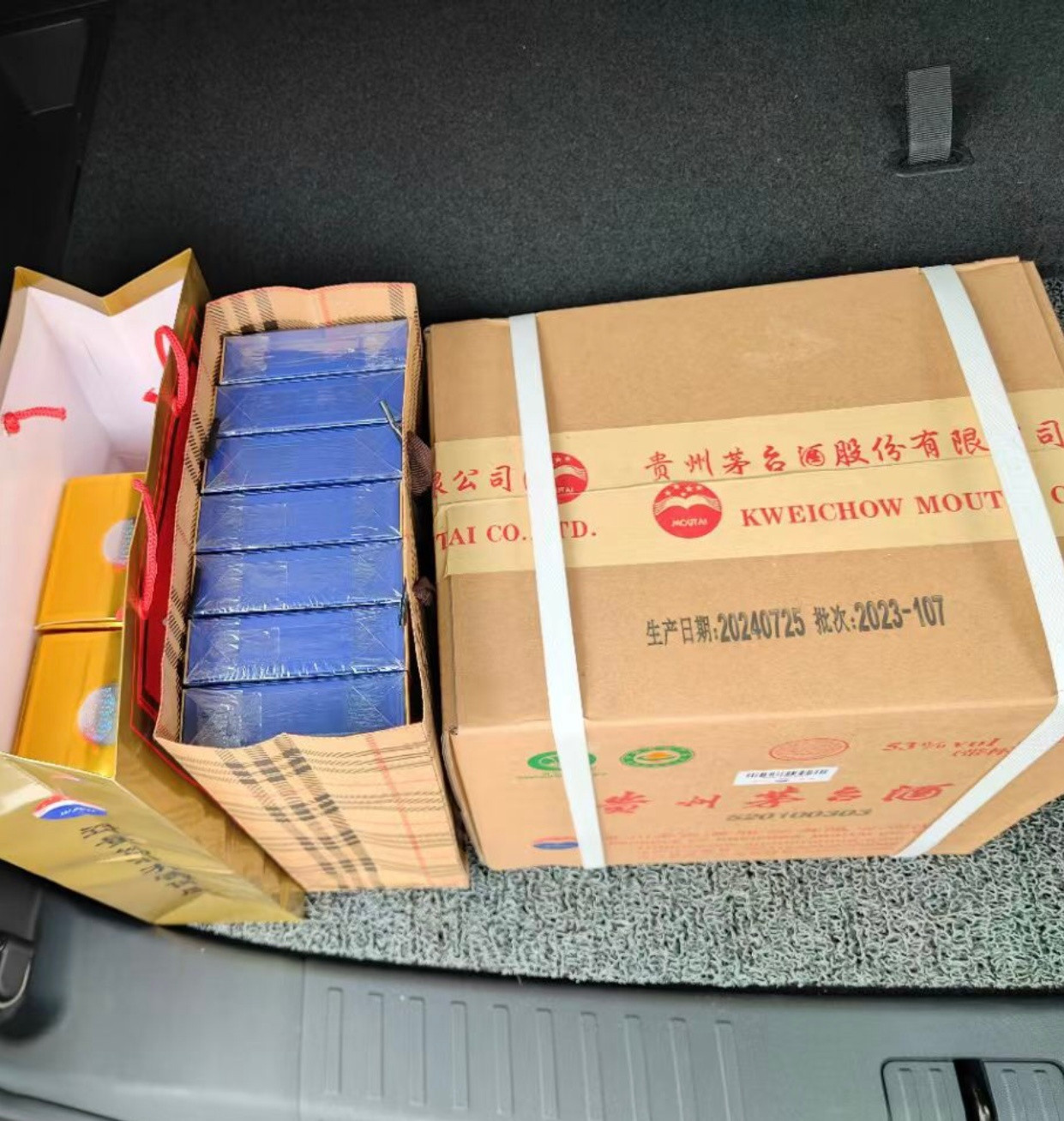 朋友今天发的朋友圈。我仔细看了看茅台箱子上的日期：2024年7月25日。​​​