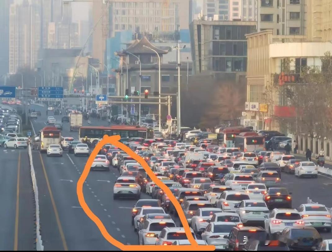 这一排车确实没有违法！这是某超大城市，8车道路口的实景图，网友先分析了，说这算