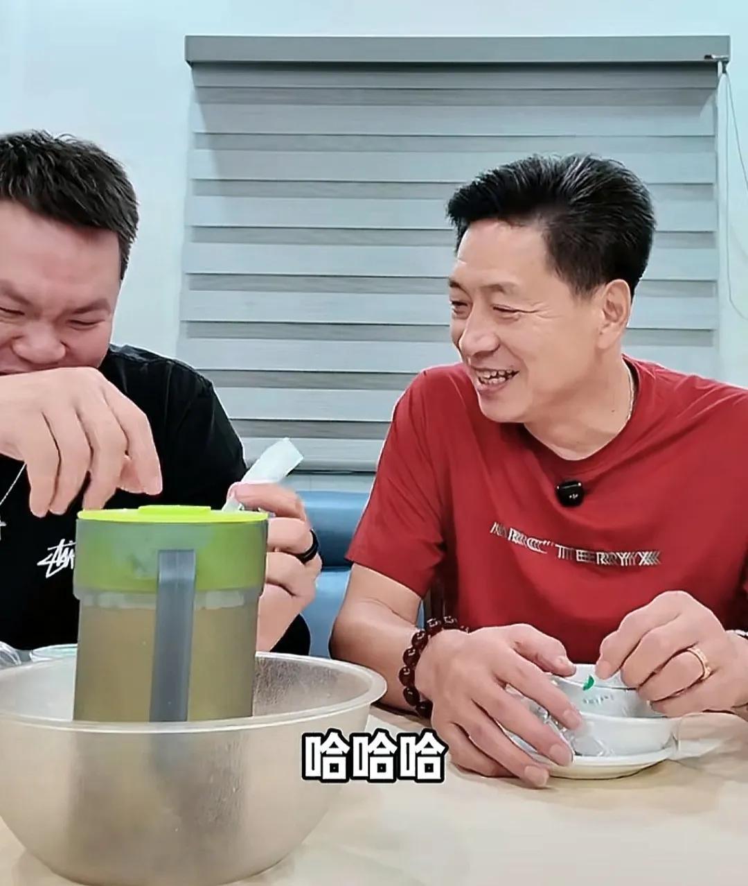 看朱芳雨请李春江吃一顿，师徒相聚，其乐融融的，亦师亦友，相谈甚欢。想当年李春江