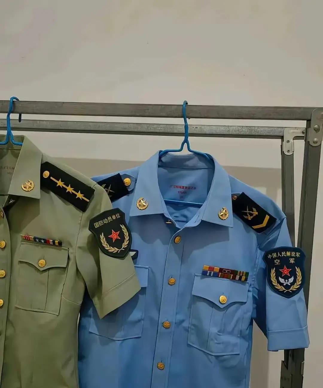 军人的这二件衣服的军衔有什么区别