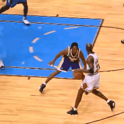 乔丹打科比，一开始还看不上他。可打着打着，一身本事全被科比学走了，连小动作都一模