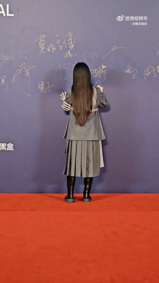 王鹤润把琥珀流光穿身上王鹤润琥珀流光风穿搭不愧是王鹤润！次次出现都有新惊喜，那股