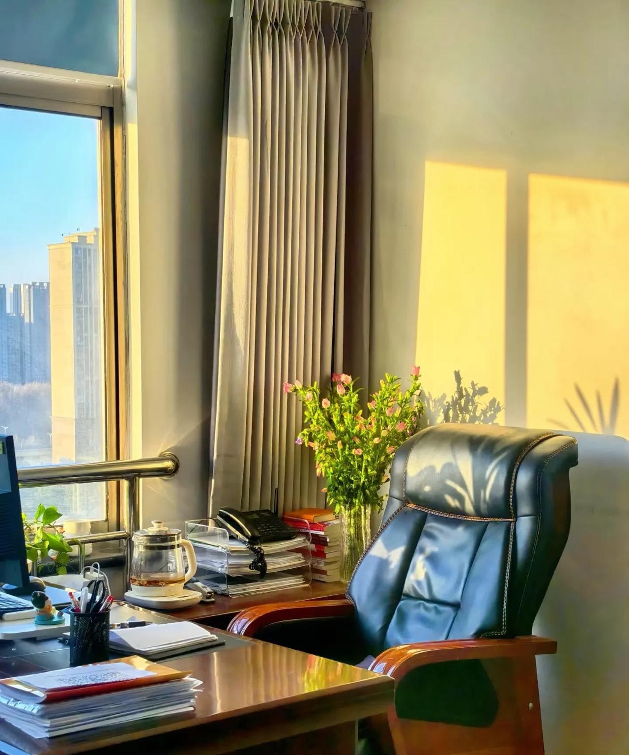 人到中年才明白，体制内不被提拔并不是一件坏事，它让你远离派系斗争，不必时刻