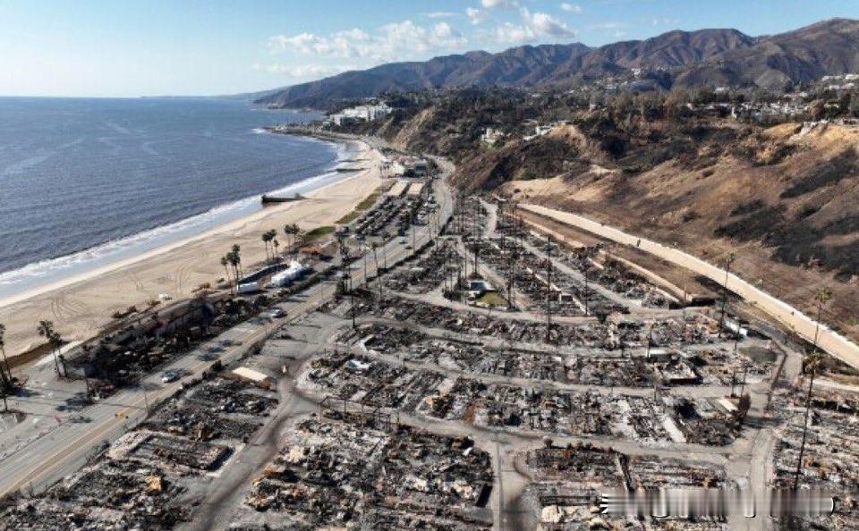 这里是美国加州海岸的Palisades镇，自去年山火后咋样，今年还是咋样，美利