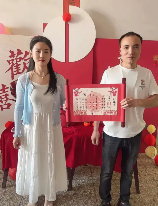 大家发现没有？现在很多男人女人结婚前，都会搞个订婚仪式。这个订婚仪式一般包括以