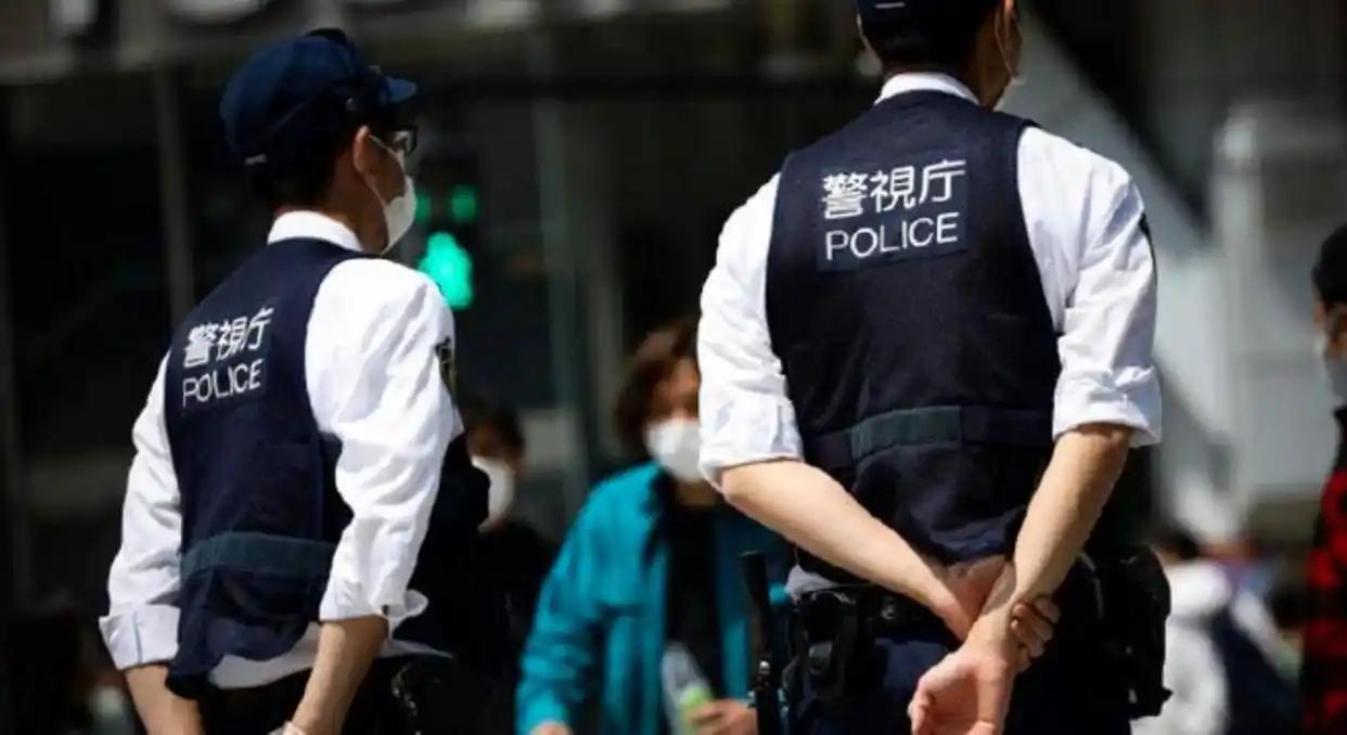一场扫黄，把东京最见不得人的底给翻出来了。大久保公园，站街女一排一排，各国媒