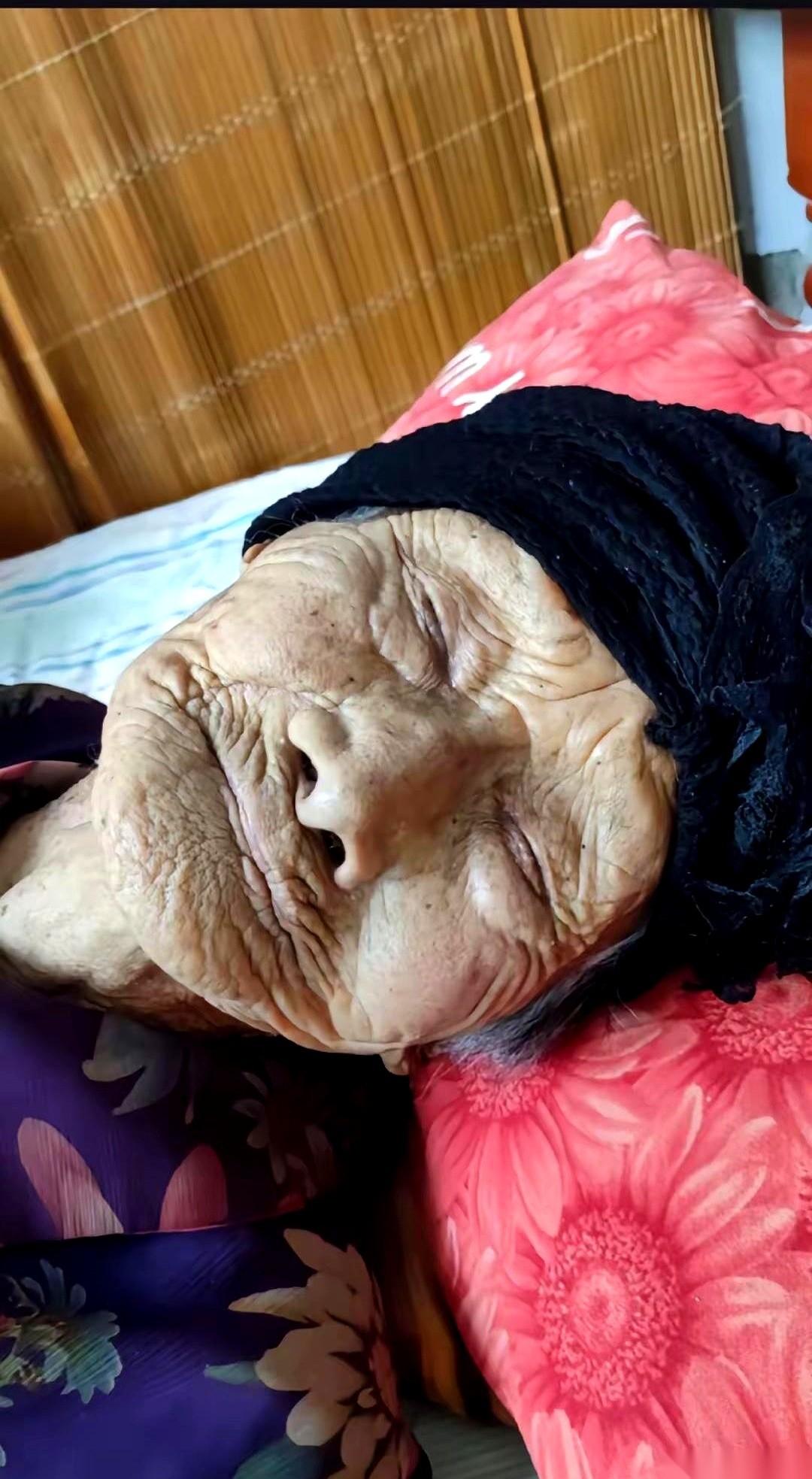 96岁的奶奶，刚吃完饭，说有点困，想躺会。十分钟，就十分钟。人就没了。所有