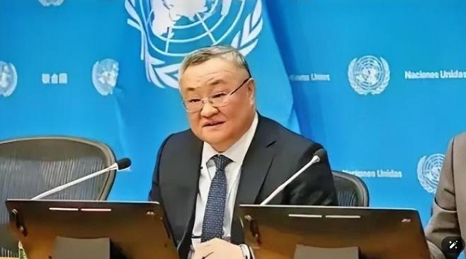 刚接过安理会主席的槌子，傅聪就当着各国记者的面说了句大实话："美国是第一，但他们