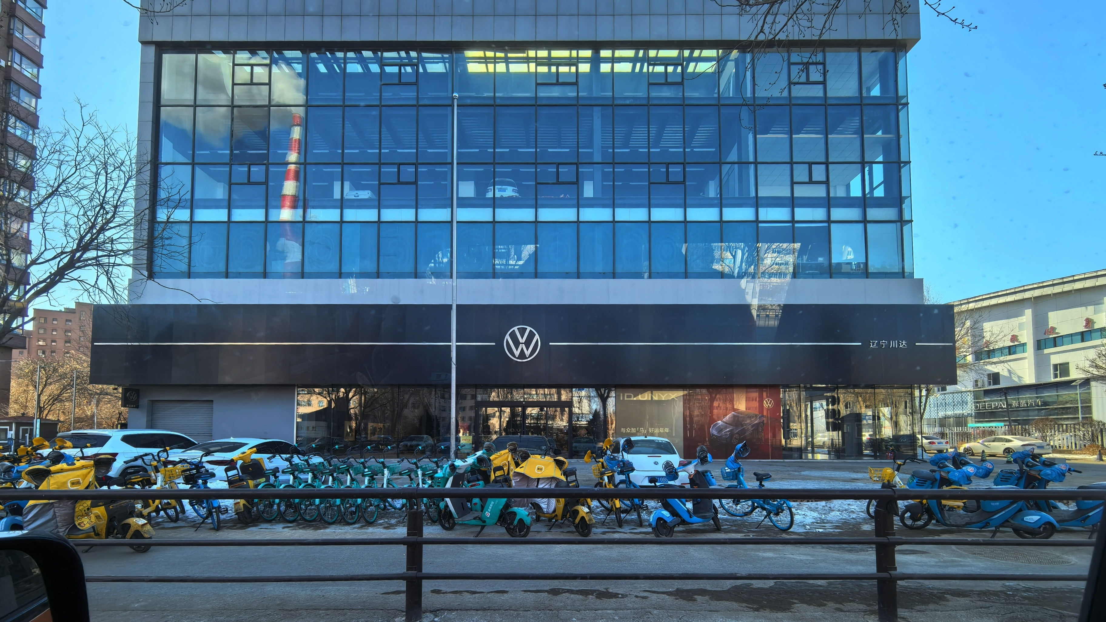 沈阳金标大众的店特别大，装修也很高级，不过里边没有几台车，客流量也不大，与众06