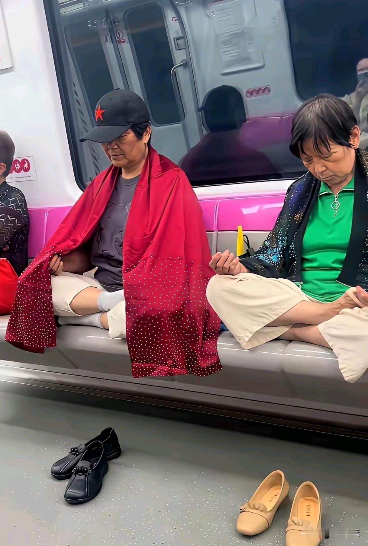 这俩大妈是在干啥呀？