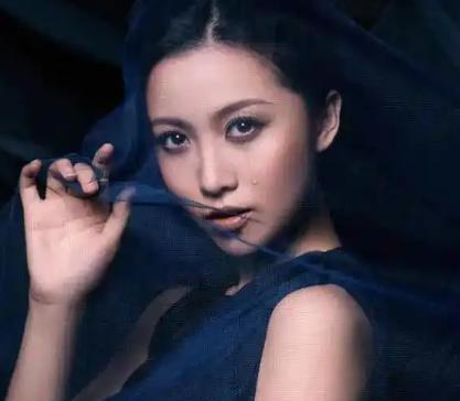 2011年春天，29岁的姚贝娜照镜子时，发现左乳出现凹陷。她没有拖，第二天就去了