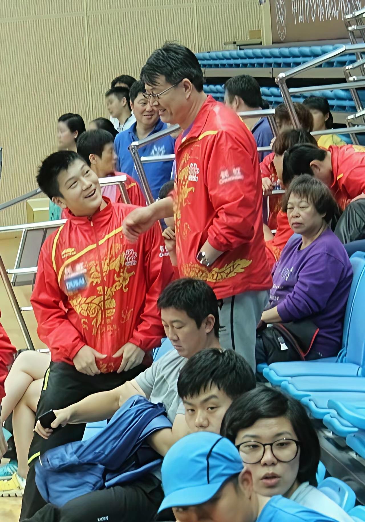 少年时候的樊振东看人简直心都要化了，满眼都是你，难怪吴敬平一直那么护着小胖，这个