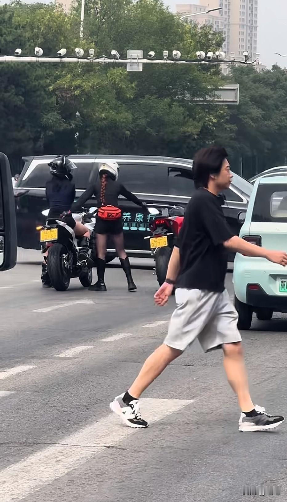这俩辆车属实好看的过分[捂脸哭]