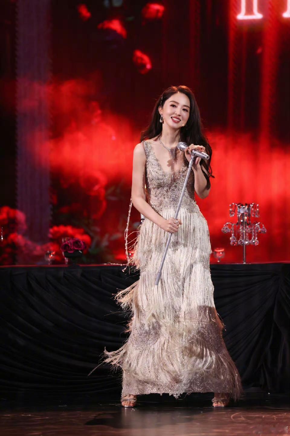 现在终于明白张维伊的眼光了，董璇就算到了60岁也是超级大美人啊！这魅力甩了小姑