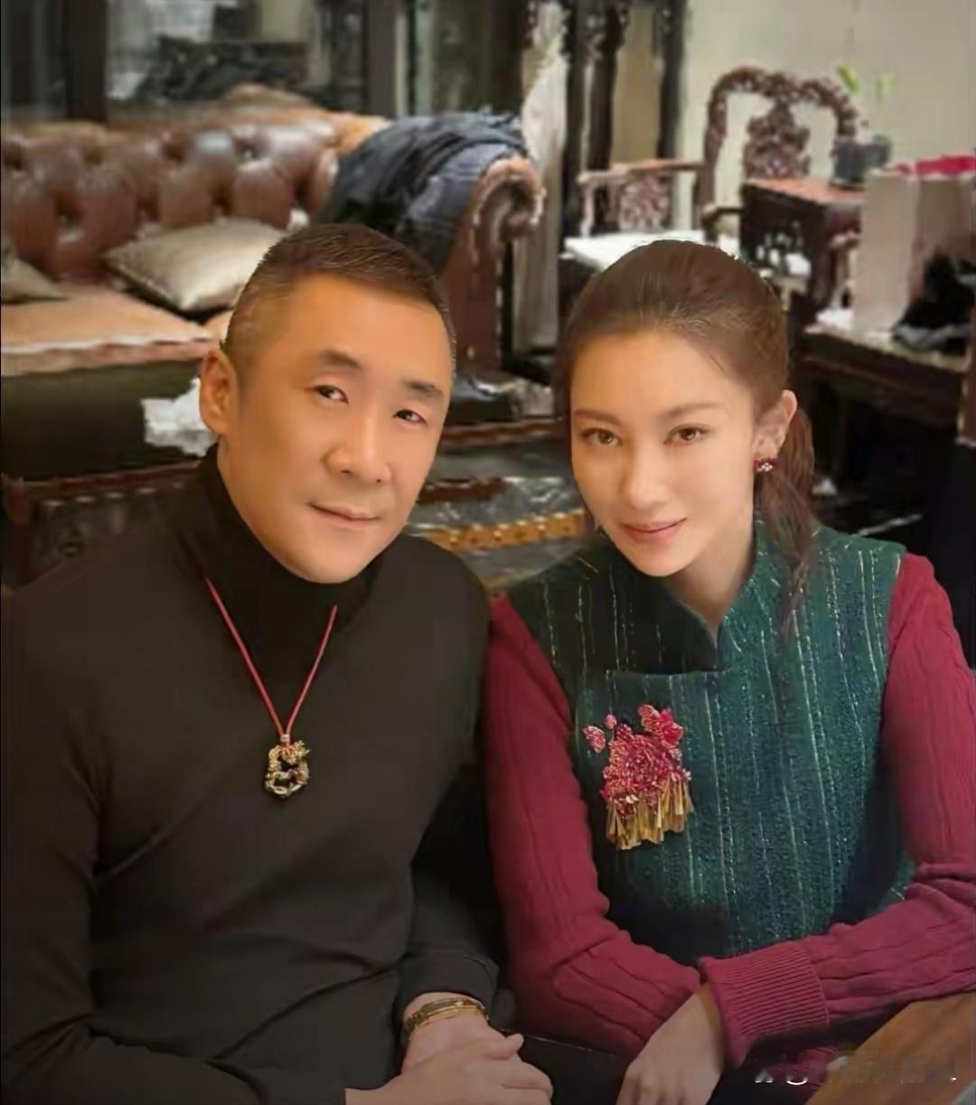 章子怡哥哥晒全家福。父母，妻子，三个孩子。