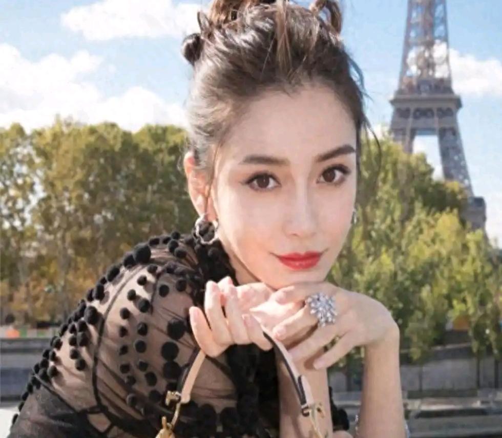 落毛凤凰不如鸡！吃完黄晓明“红利”的杨颖，又回到她曾经的怪圈杨颖近年低调不少