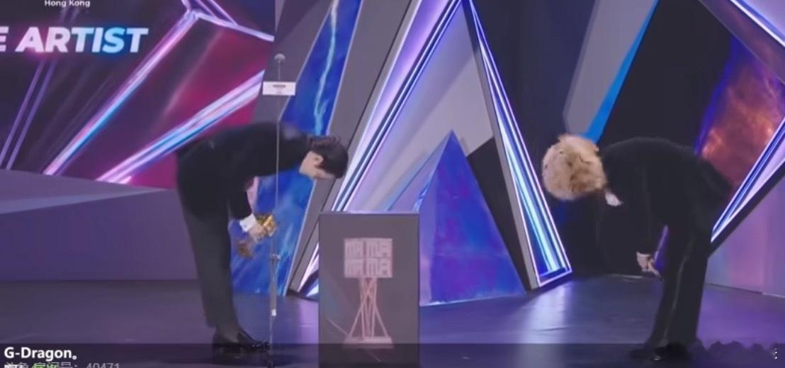 李洙赫给权志龙颁奖好好笑啊，明明熟的不能再熟了，上台领奖还要演这么一套丝滑小连招