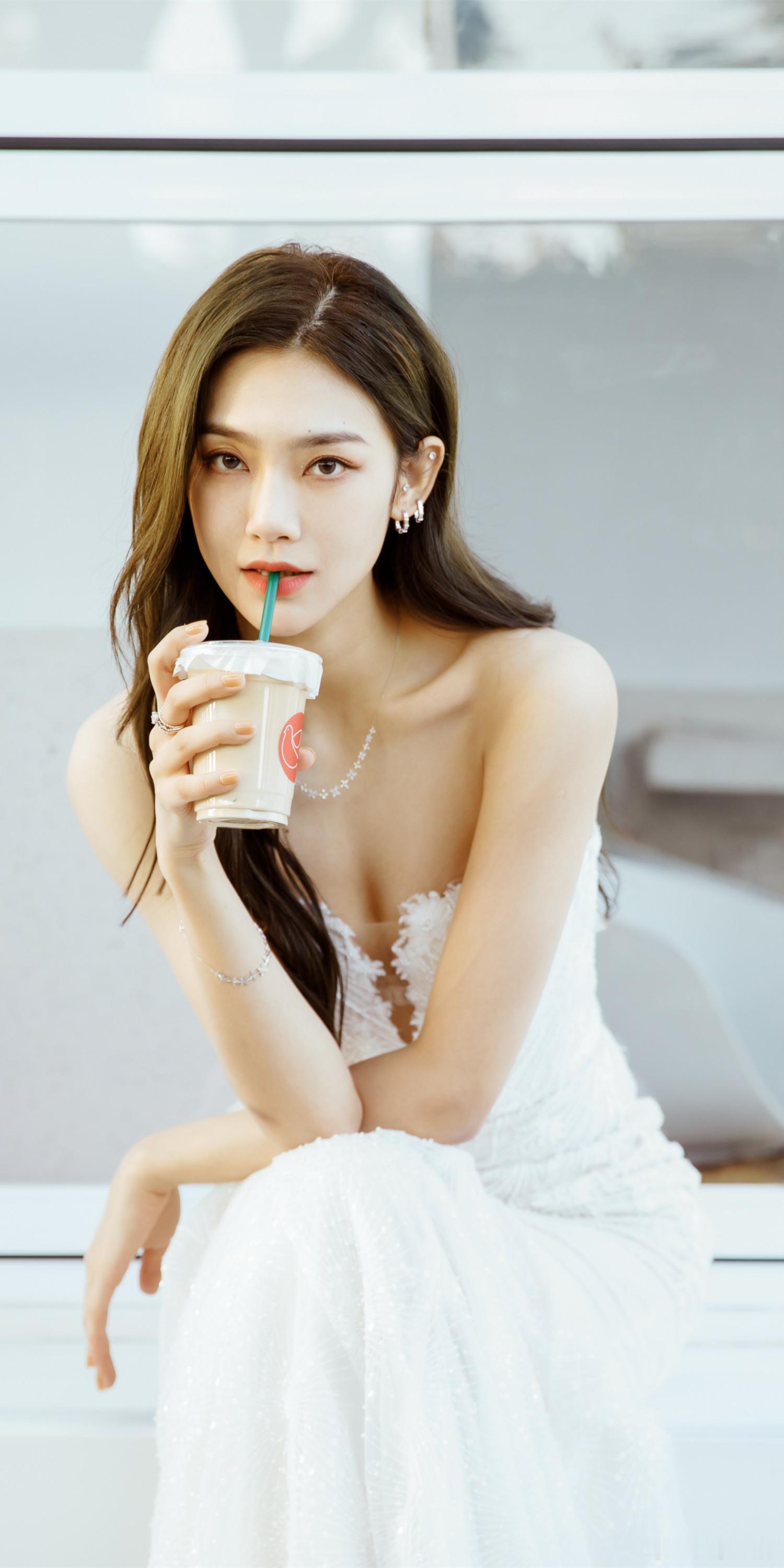 曾可妮壁纸精选：一袭白裙，浪漫甜美。曾可妮超话]