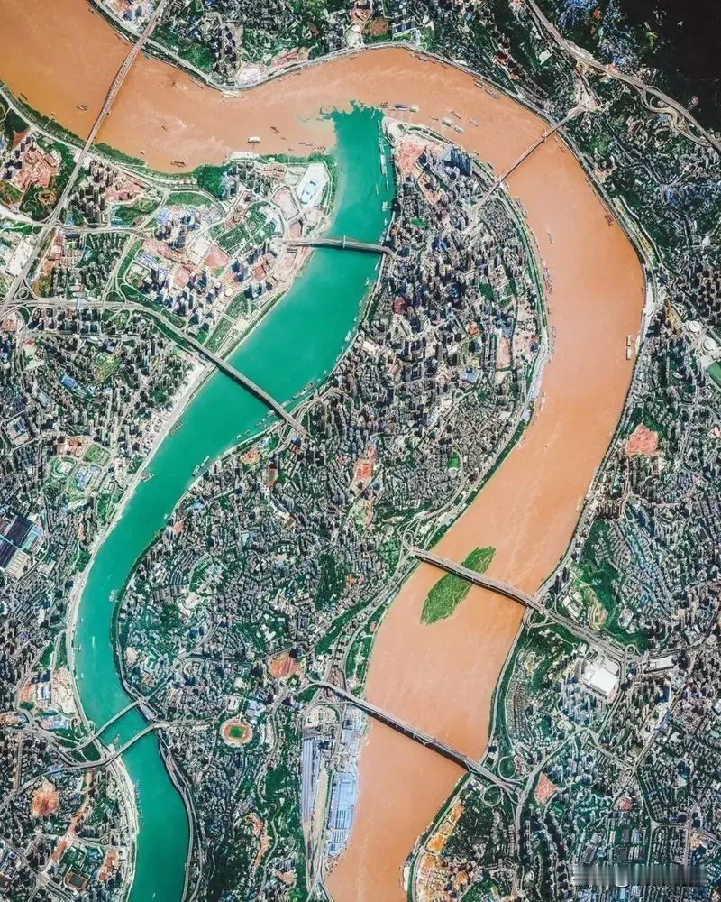 重庆主城区可利用的土地还是很多的，现在的建成区主要集中在中梁山和铜锣山之间，嘉陵